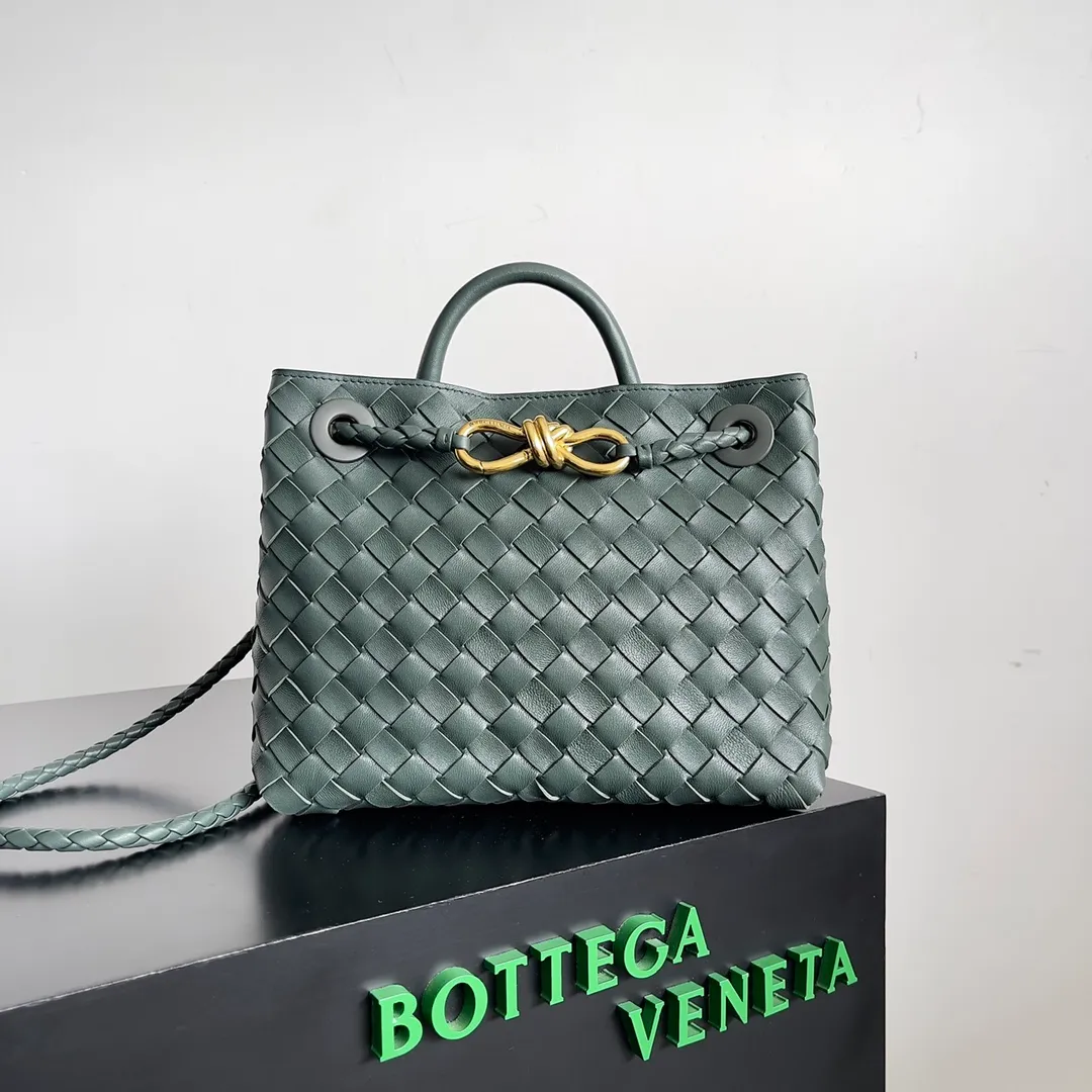 The 2023 new Andiamo batch of 1860 BV has been shipped‼ ️Really popular🔥The new Andiamo woven handbag launched by Bottega Veneta this season is really popular all over the world! ! Celebrities at home and abroad have worn it, and Oscar-winning actress Michelle Yeoh has taken it out on the street. Song Jia, Trai Yara, Yu Feihong, Sanji Ayaka, Rosie Hunting-Whiteley, Yoshioka Riho, etc. have all picked up this bag. It is classic and versatile, showing off its temperament, and the bag capacity is also large, which is very convenient for daily commuting! ! A variety of carrying methods, the shoulder straps can be adjusted by yourself, the original lambskin feels soft and delicate, and the neutral style is made to break gender boundaries and bring a more practical and longer-lasting use experience. Andiamo, which has both elegant and casual styles, perfectly interprets the true appearance of "fashionable old money style". Style number: 743568 Size: 25*22*10.5cm
